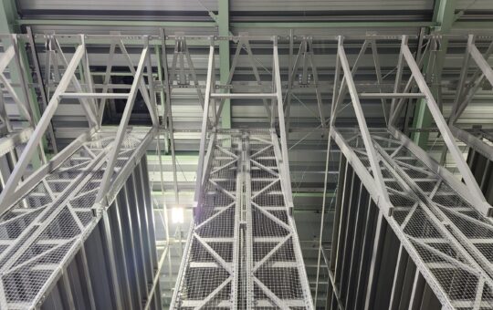 スタッカークレーン用ラックの上部梁